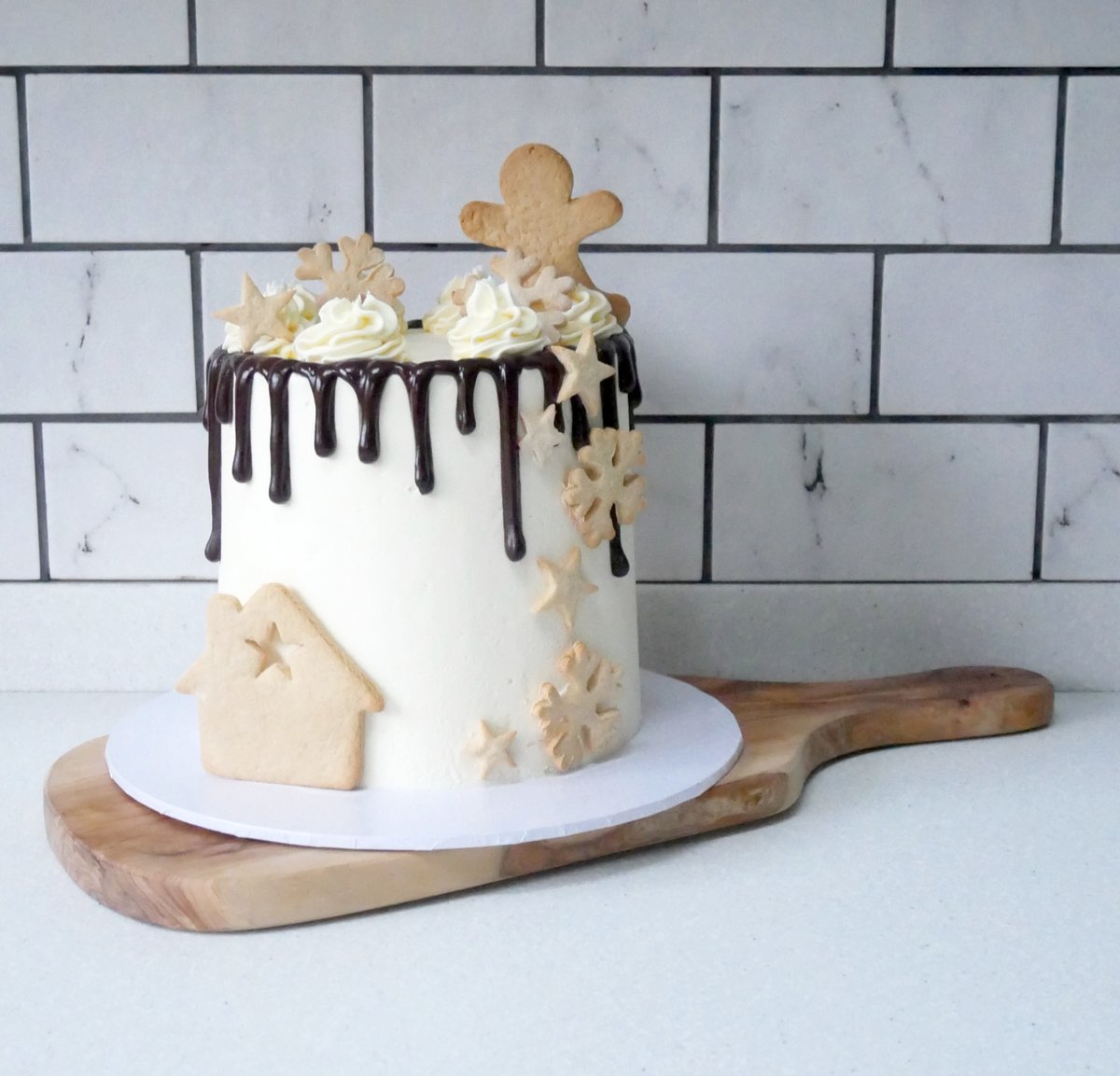 Available to pre-order now! Cake option no. 1: 
The gingerbread biscuit Christmas celebration cake is available for collection from NG10 on Wednesday 23rd December. Head to greenkitchencakes.co.uk/christmas to order now! #longeaton #NG10 #Beeston #Nottingham #Chilwell