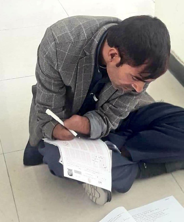 Afghanistan_5's tweet photo. A sad story of the unstoppable commitment to acquiring knowledge.
Retweet for Respect! https://t.co/uch2N7nn8c