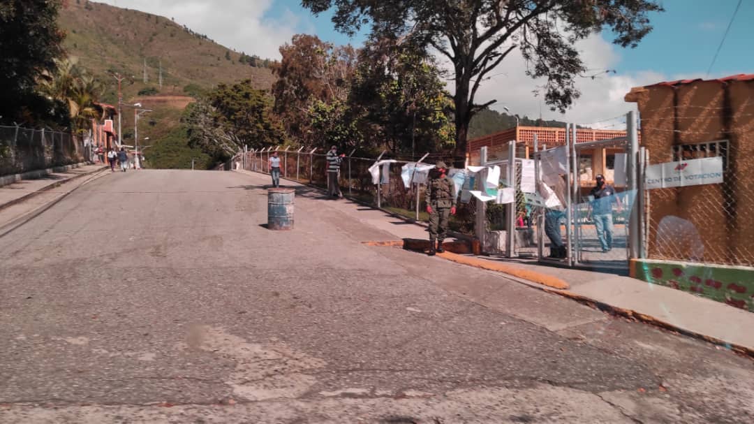 El régimen se queda sólo, ni con amenazas, ni con tarjetas robadas y candidatos sobornados lograron confundir a la población. Tovar se mantiene firme y claro en el  rescate de la democracia

#NoAlFraude6D
#EstoNoEsUnaEleccion
#ADecoNoCaeEnLaTrampa