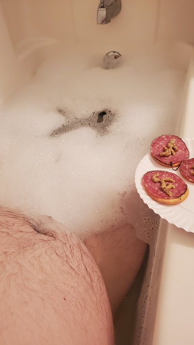 How do you like to relax on lazy days? My go to is bath and a snack. Cum subscribe to me free and paid