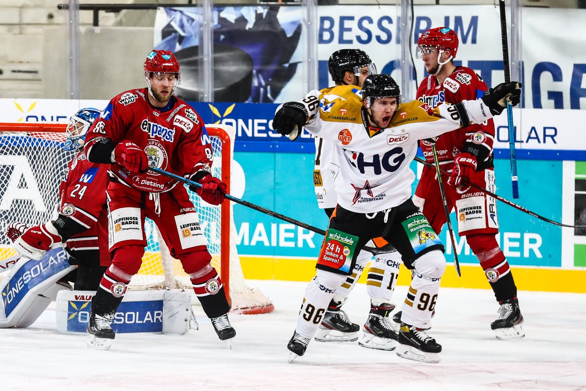 DEL2_News's tweet photo. Auswärtssieg für Ravensburg: Die @towerstars_rv gewinnen mit 3:2 gegen den @EVLandshut .
Foto: Chris Fölsner #del2 #HerzblutEishockey #evlrvt https://t.co/Kxz5nj5BS9
