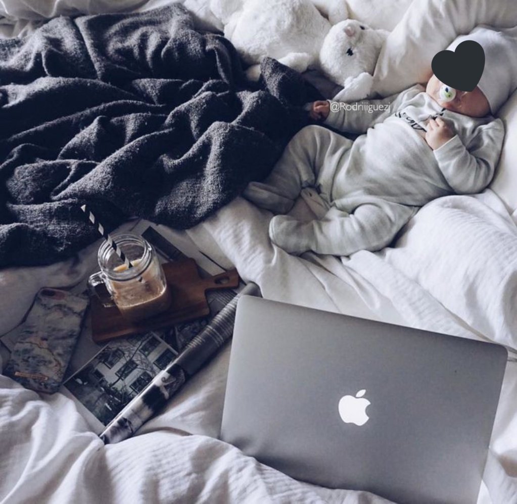 Diciembre 6;

—Comparte una foto en IG dónde se ve al pequeño Xander tomando una siesta mientras Jai organizaba algunos pendientes de su trabajo.—