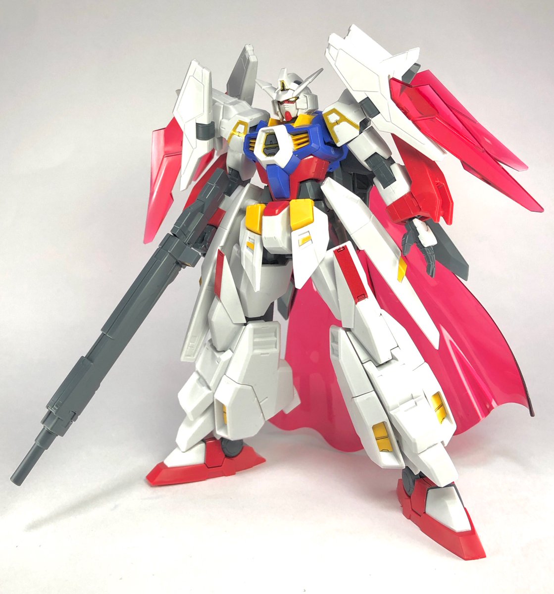 オカムラ セイジ Hgトライエイジガンダムを組み立て ガンダムトライエイジ 9周年を記念したオリジナル機体 一般販売のクジョウ キョウヤ機とはカラーリングの違いのみですが クリアパーツが赤いのが売り 塗装では無理 オリジナルカラーのクリア