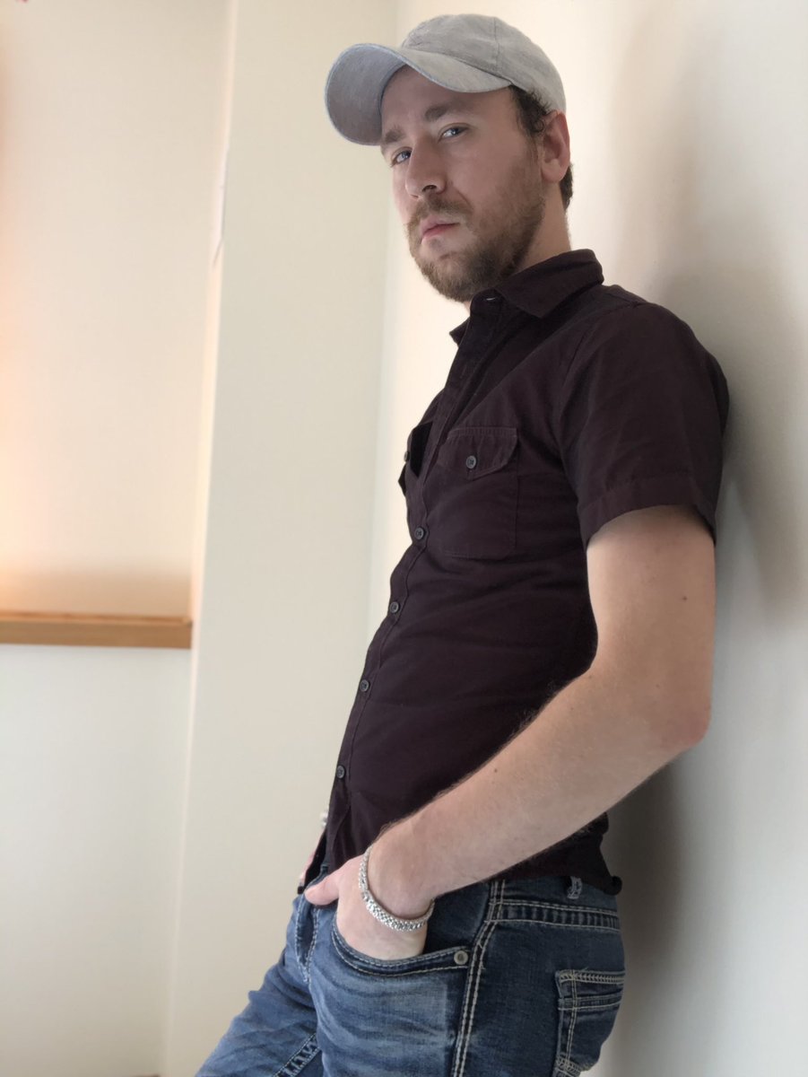 srkussam's tweet photo. Hope everyone is having a good weekend! Stay safe and be kind #staysafe#bekind#showalittlekindness#loveislove#lovewins#gay#countrygay#gaysofinstagram#wisconsingay #jeans#pose#weekend#sundayevening https://t.co/Rptn3G2o5C