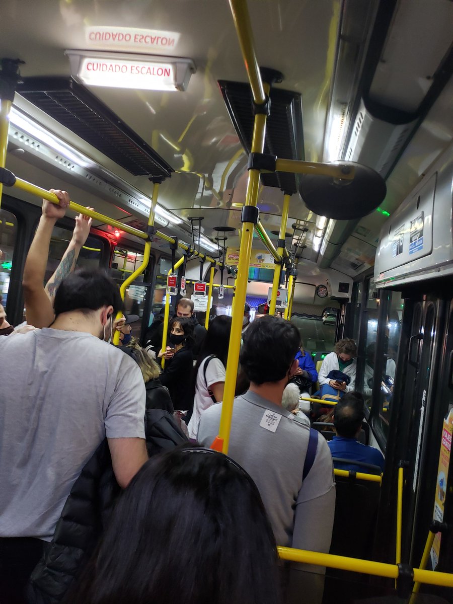 FloSapia's tweet photo. @InfoCNRT está bien que el conductor permita que sigan subiendo pasajeros con más de diez personas paradas? https://t.co/X3dYPTDPNG