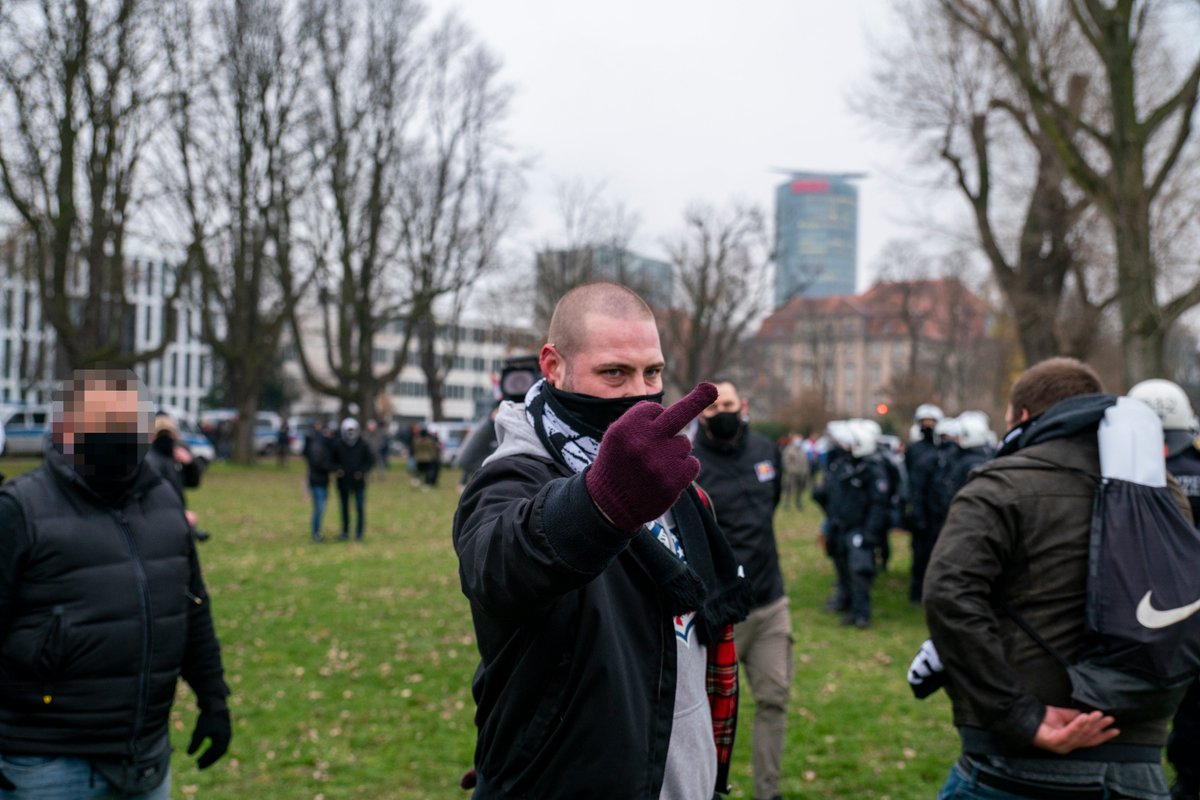 Etwa 900 TN bei #Querdenken #Düsseldorf, darunter mehrere Hundert #Neonazis und #Hooligans (#HoGeSa) u.a. von #DieRechte (#Braunschweig und #Dortmund) und #DerDritteWeg. Auch der #Volkslehrer war vor Ort.
#dus0612 

Weitere Fotos: flic.kr/s/aHsmSC11eU