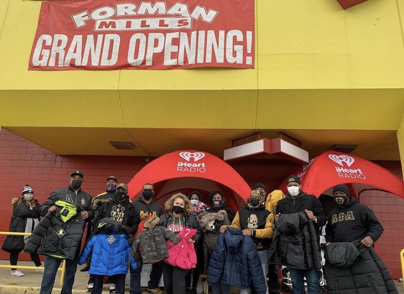 apa1906NETwork's tweet photo. Rho Chapter spent this weekend at Forman Mills with I-Heart Radio, collecting new coats and winter accessories for kids. Over 250 coats were collected and will be distributed to children in the Philadelphia area. 
#AlphaPhiAlpha #APA1906Network #ForThe7Jewels #ThereGoesAnAlphaMan https://t.co/6Te8oBonu1