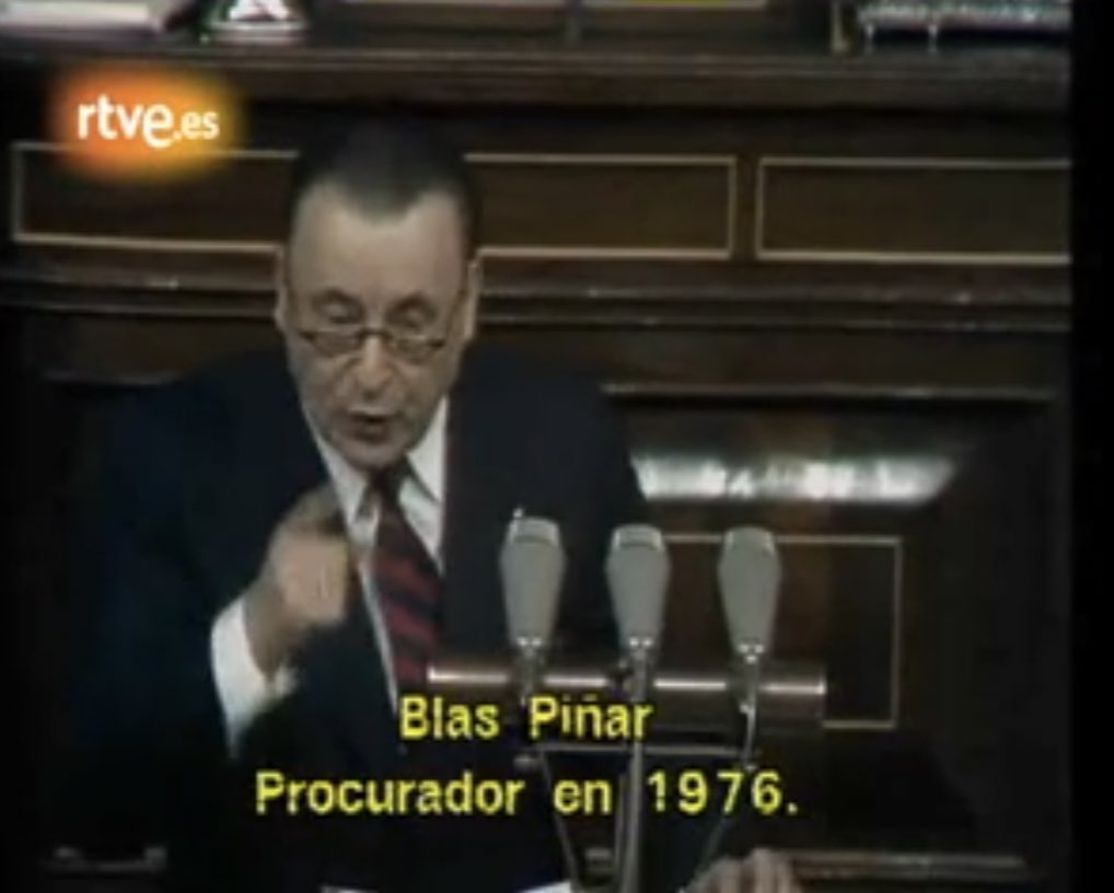 Él era procurador en Cortes por designación de don Juan Carlos, y su papel fue responder sobre la marcha a las dos enmiendas a la totalidad que presentaron dos duros del régimen: Blas Piñar y José María Fernández de la Vega.