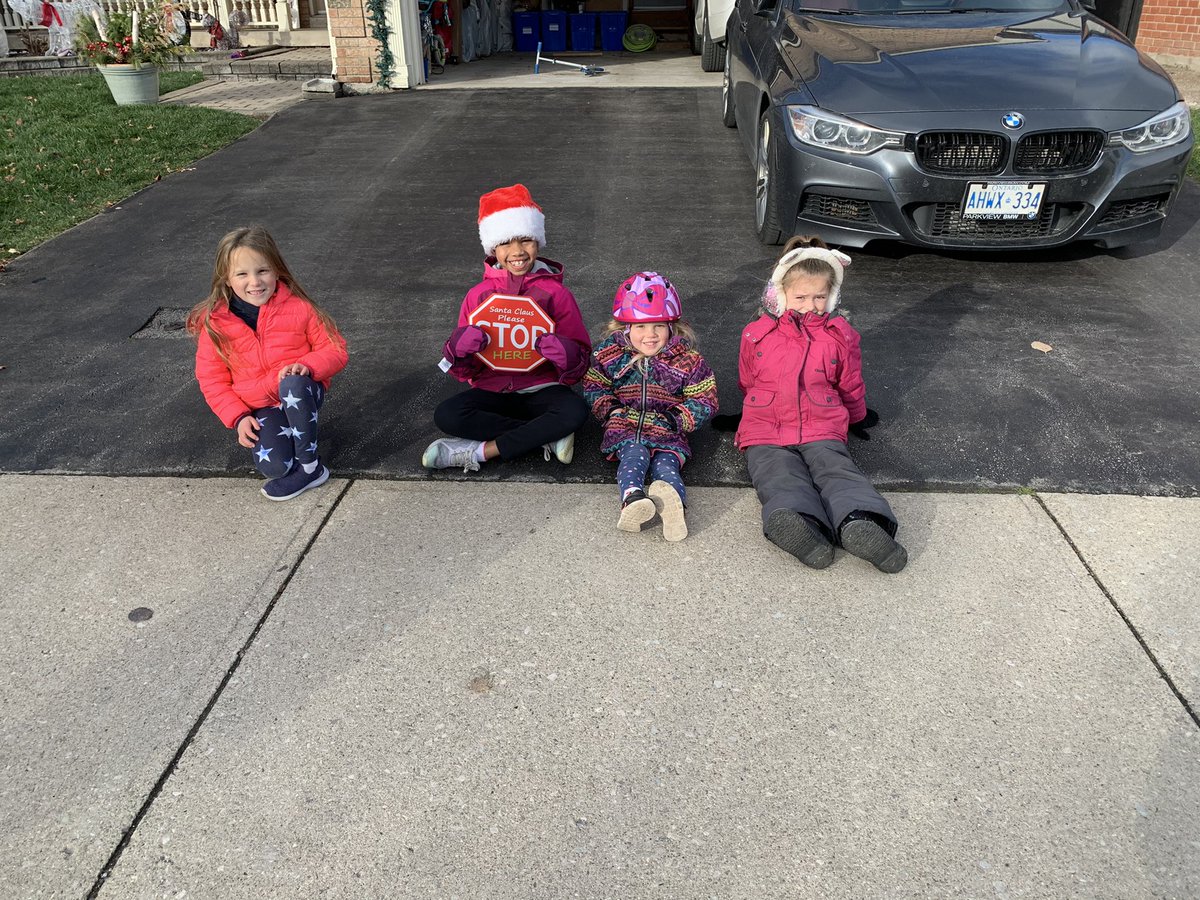 AuntJessie16's tweet photo. We are waiting on Deer Run Ave #SpotSantaBurlON #MerryChristmas https://t.co/tqbpvvTMUb