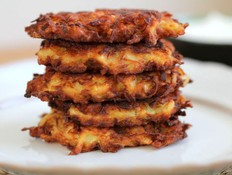 // food ..To commemorate the miraculous oil from which the holiday originated, it is traditional to serve foods fried in oil. Latkes, or potato cakes, are a common food, as are sufganiyot, or jelly donuts.