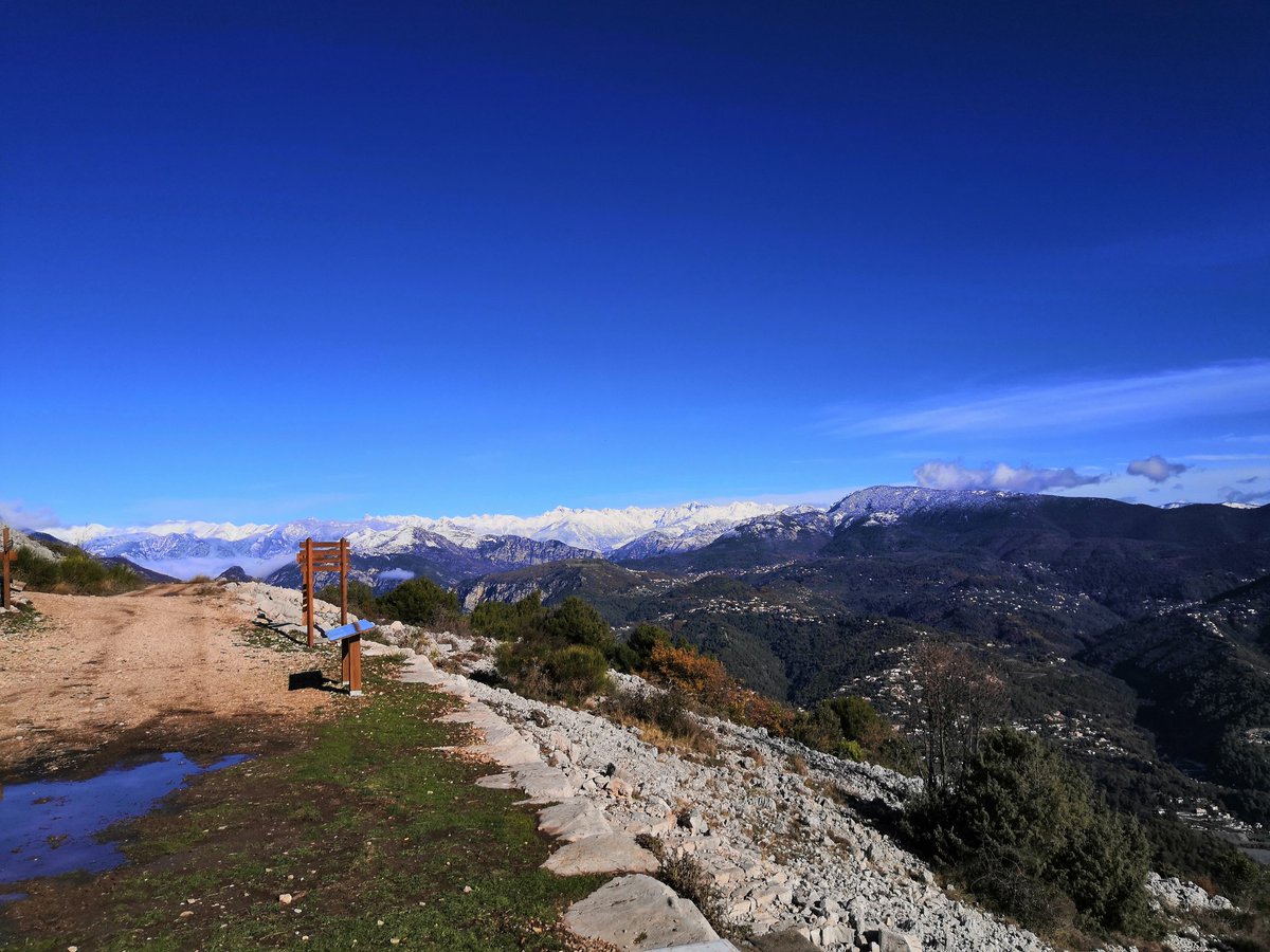 UnTourAutour's tweet photo. Belle vue entre mer et montagnes enneigées depuis les hauteur de Carros 💚
#cotedazur #cotedazurnow #carros https://t.co/Ay3HSF4f4V