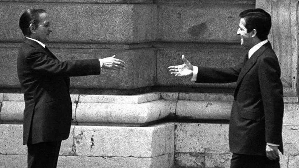 Enterrar la dictadura franquista y abrir la vía para la convocatoria de elecciones libres en España, que serían 7 meses después. Todo eso en un único movimiento político y con el visto bueno del régimen. Tela.