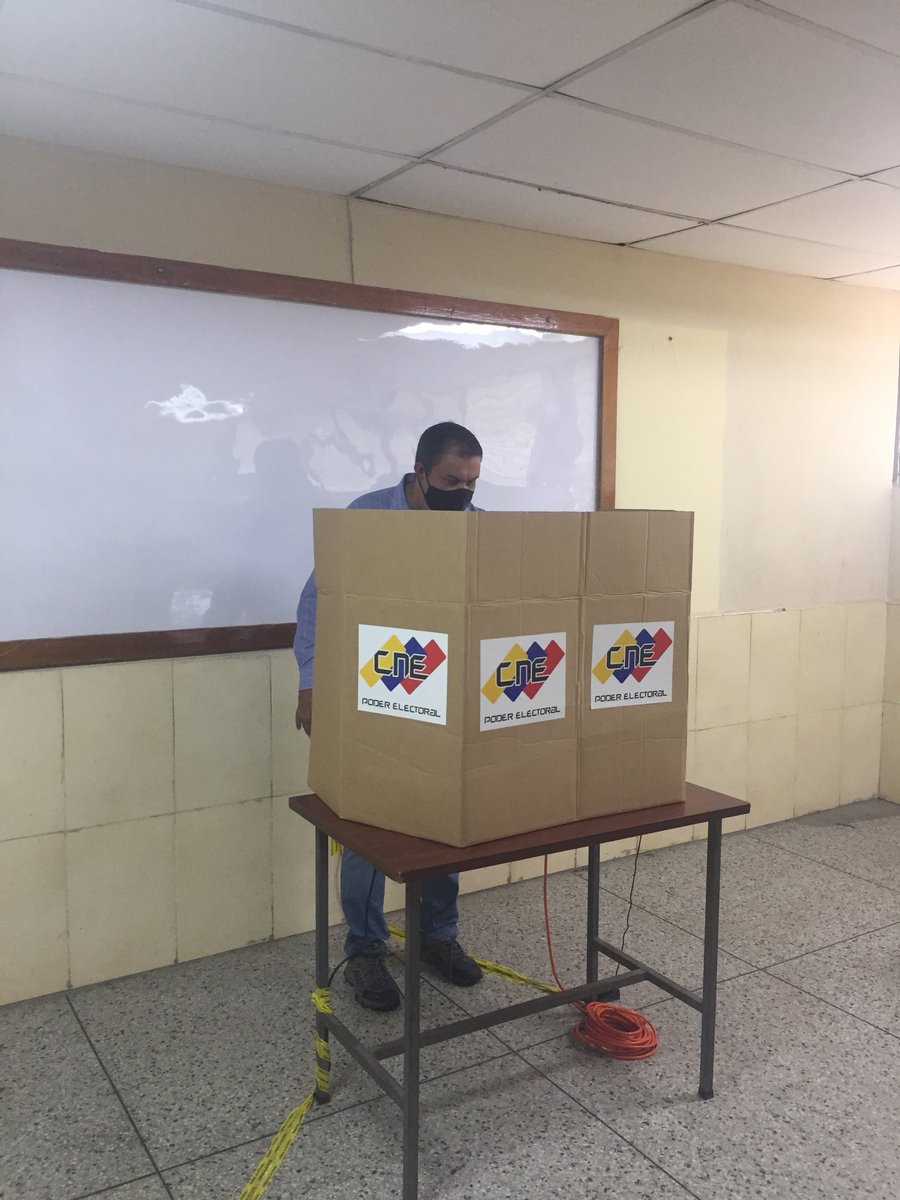 felixvillarro14's tweet photo. La oposición tuvo su oportunidad d votar y no lo hizo cuando culmine el primer trimestre del año entrante y vean cómo se errumban las cosas NO QUIERO LLORIQUEOS porqué aquí dentro d la constitución y las leyes todo fuera de eso NADA por mi parte yo vote porq soy de los de verdad https://t.co/BiUmMiEyaQ
