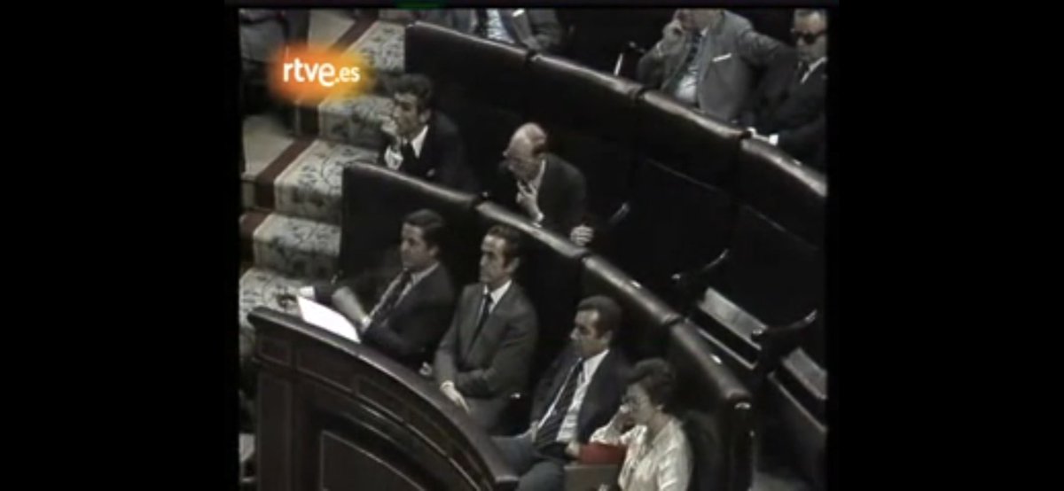 En esta imagen de TVE vemos a Fernando Suárez escuchando el discurso incendiario e irritado de Fdez De la Vega.