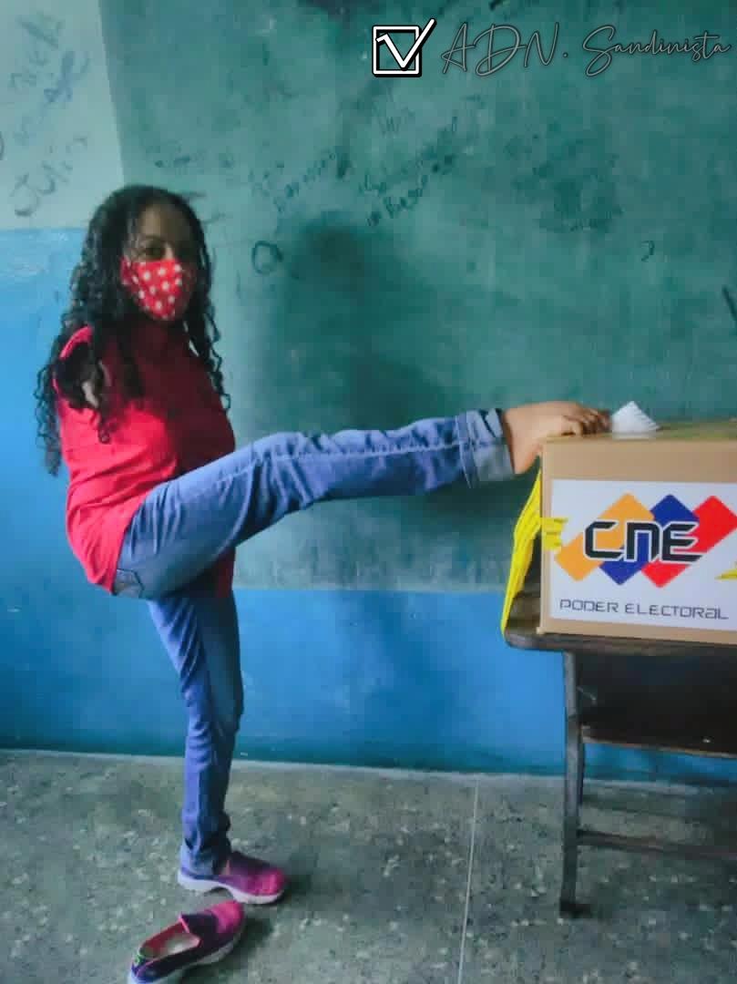 Ella es Julia Salcedo, Boliviana y chavista que nació con discapacidad Motora por ausencia de sus miembros superiores, hoy voto con él pie  en la UNEN mariscal sucre  Edo.Miranda 
#Parlamentarias2020 
#VenezuelaVota
#PLOMO19