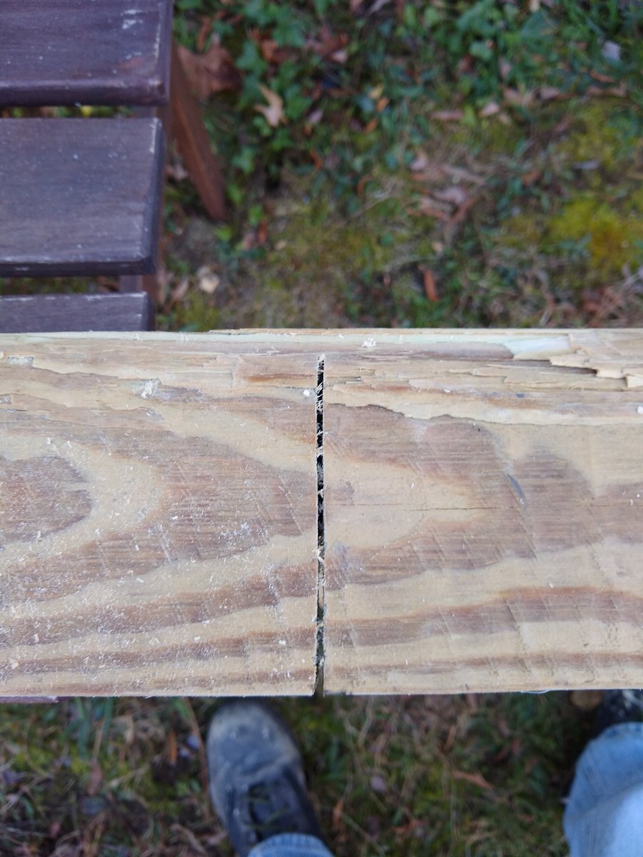 Full charge on battery pack and this is when the saw decides to quit on me. The last piece needing to be cut.So while power pack is recharging I will assemble the fence pieces that I currently have cut. #DIYRobb