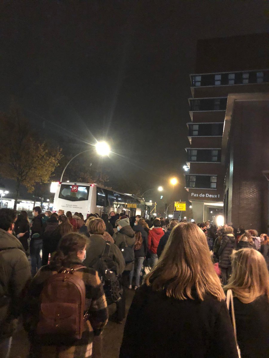 robpolman's tweet photo. Een grote chaos in Zwolle. Mensen missen vaak twee aansluitingen en er wordt geduwd en getrokken. Corona proof reizen ....:( #ns #chaos #trein https://t.co/fpiFQp4qnX