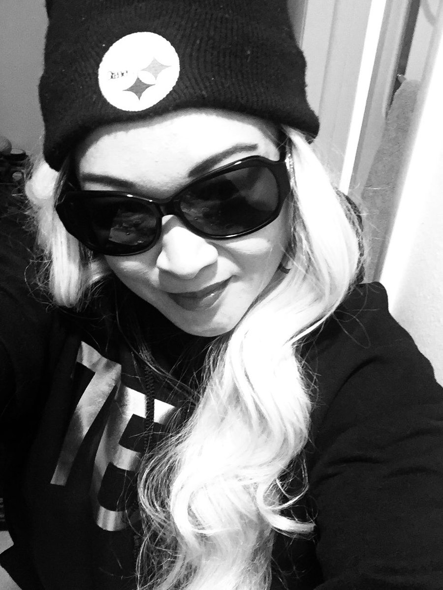 MsFightLady's tweet image. Funnin’!  What we sippin’ on?  Stay safe and stay beautiful everyone😘  LoveToAll🥊💙👊🍺