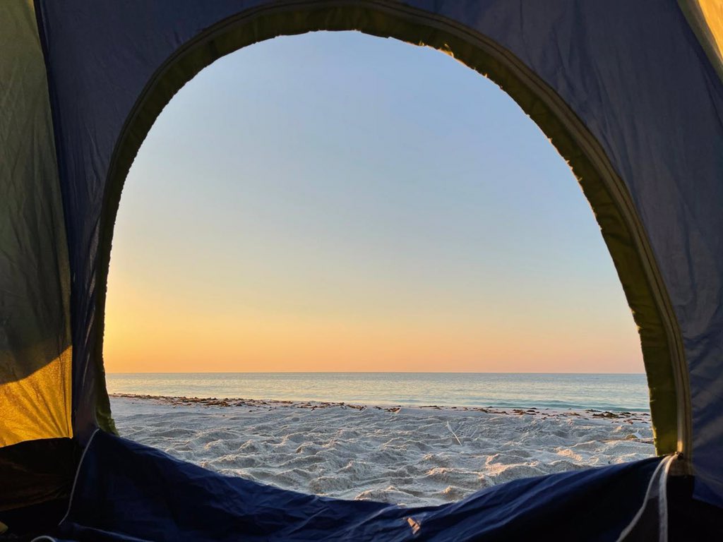 #خفيفةٌ روحي .. وجسمي مثقلٌ 
بالذكرياتِ .. وبالمكان .. وببقايا
 عينيكِ..💛💛

#بر_الحكمان