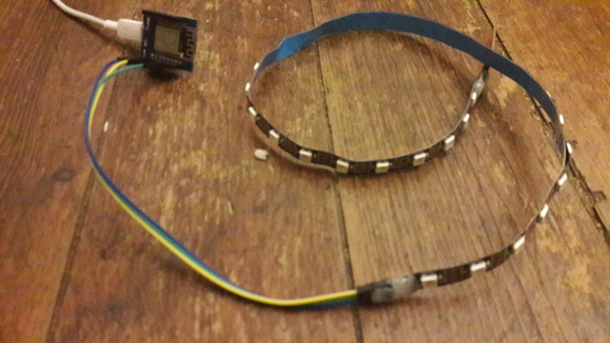 Beboteloula's tweet image. Que pourrais-je réaliser avec le logiciel #arduino et un #esp8266 #D1mini et un ruban de 30 leds WS2812B ?