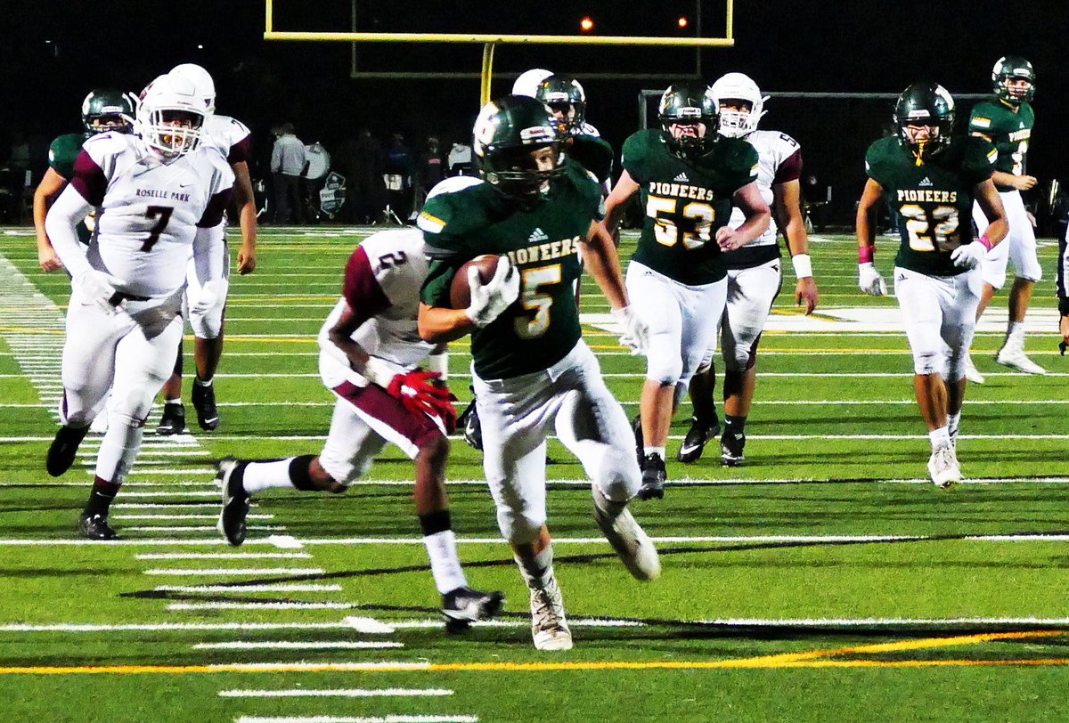 NANNPHOTO51's tweet photo. HS Football New Providence vs Roselle Park photos and digital download at 
https://t.co/ex6QCy9kKN #njhsfootball #NJFootball #NewProvidenceHS #RoselleParkHS #NPHSAthletics #RPHSAthletics #UnionCountyHSFootball https://t.co/ZxEmizJMom