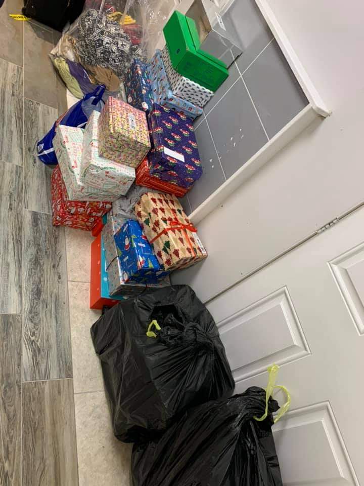 Hartford_FC's tweet photo. A biiiig surprise is coming🎄🎄🎄
This week, we dropped off 130 boxes.. distributed across the world. 
Each box will make a child’s Christmas &amp; it's all down to  incredible generosity of our teams pullin 2gether players + parents
Thank u! Amazing!🙌🏻👏🏻 @Dan_Wallwork hats off Sir https://t.co/zKsf6QdThF