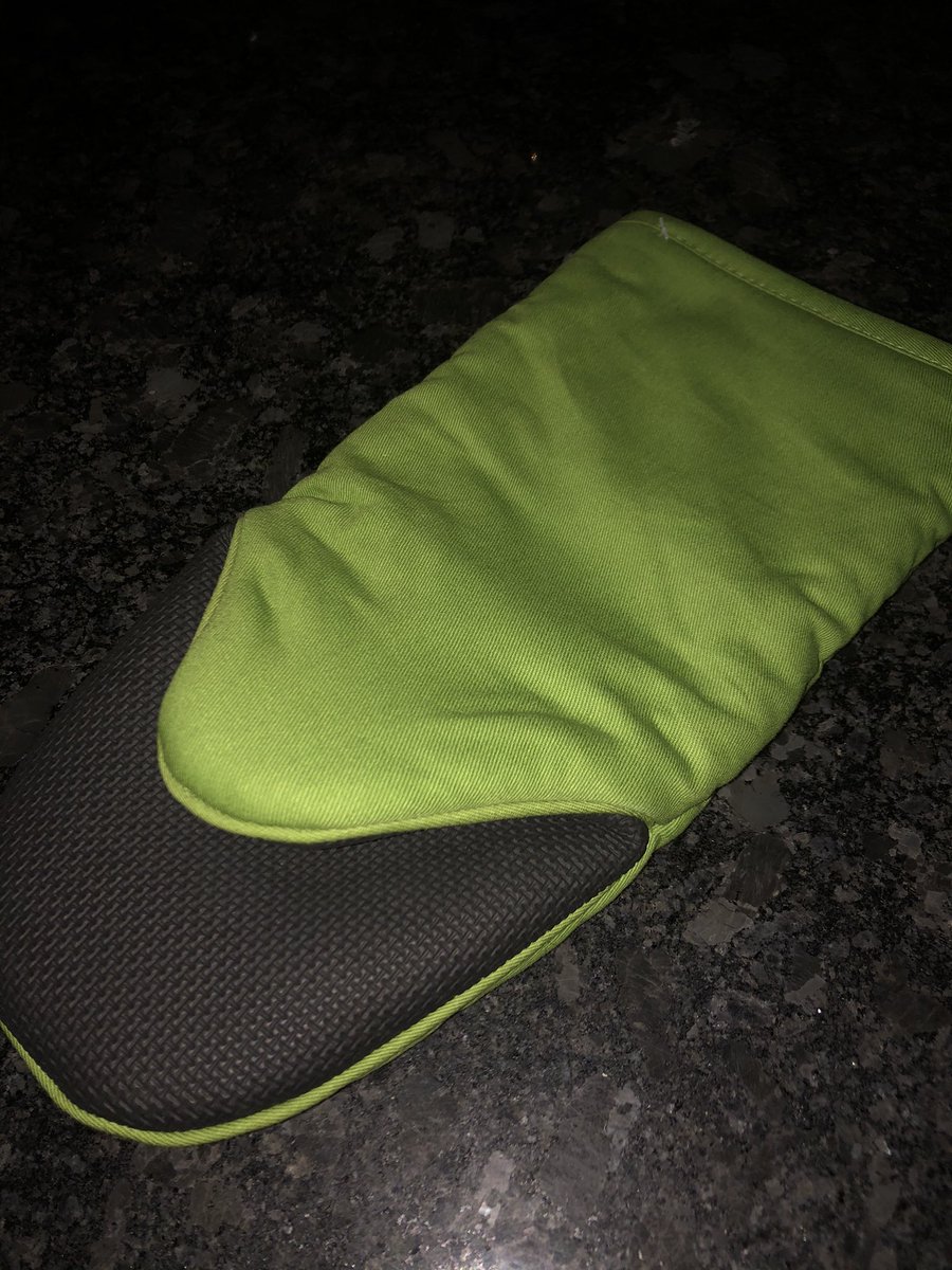 Today, my OH went Christmas shopping and gave me this fine oven glove.4/