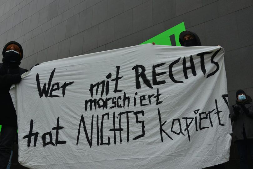 duesseldorfquer's tweet photo. Düsseldorf – keine Stadt für Querdenker, Antisemiten, Verschwörungstheoretiker und rechte Hooligans!
Dank des großen und breiten gesellschaftlichen Protestes konnten weder rechte Hooligans, Neonazis noch „Querdenker“ durch die Düsseldorfer Innen- und Altstadt ziehen. 1/... https://t.co/DLzxFhN33V