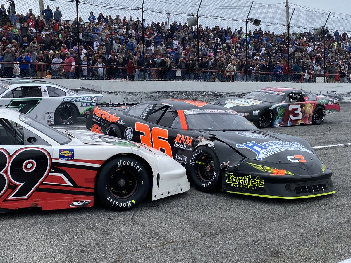 RacingAmerica's tweet image. The caution flag flies on lap 204 for a multiple car pileup on the front stretch at @5FlagsSpeedway 😳

@HunterRobbins18, Dan Fredrickson, Kyle Seig, and others involved ⚠️

Watch the live broadcast presented by @HootersRacing 📺: s51.tv/derby