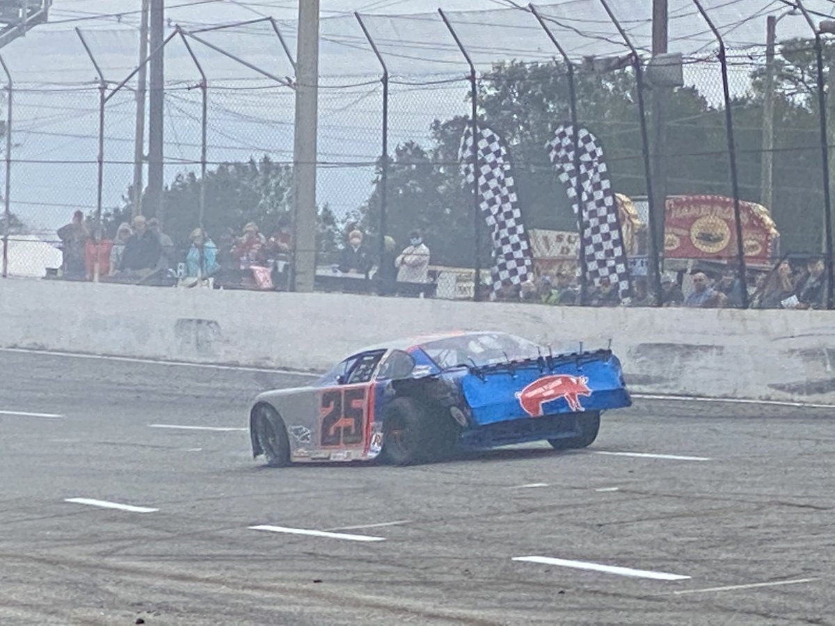 RacingAmerica's tweet image. The caution flag flies on lap 204 for a multiple car pileup on the front stretch at @5FlagsSpeedway 😳

@HunterRobbins18, Dan Fredrickson, Kyle Seig, and others involved ⚠️

Watch the live broadcast presented by @HootersRacing 📺: s51.tv/derby
