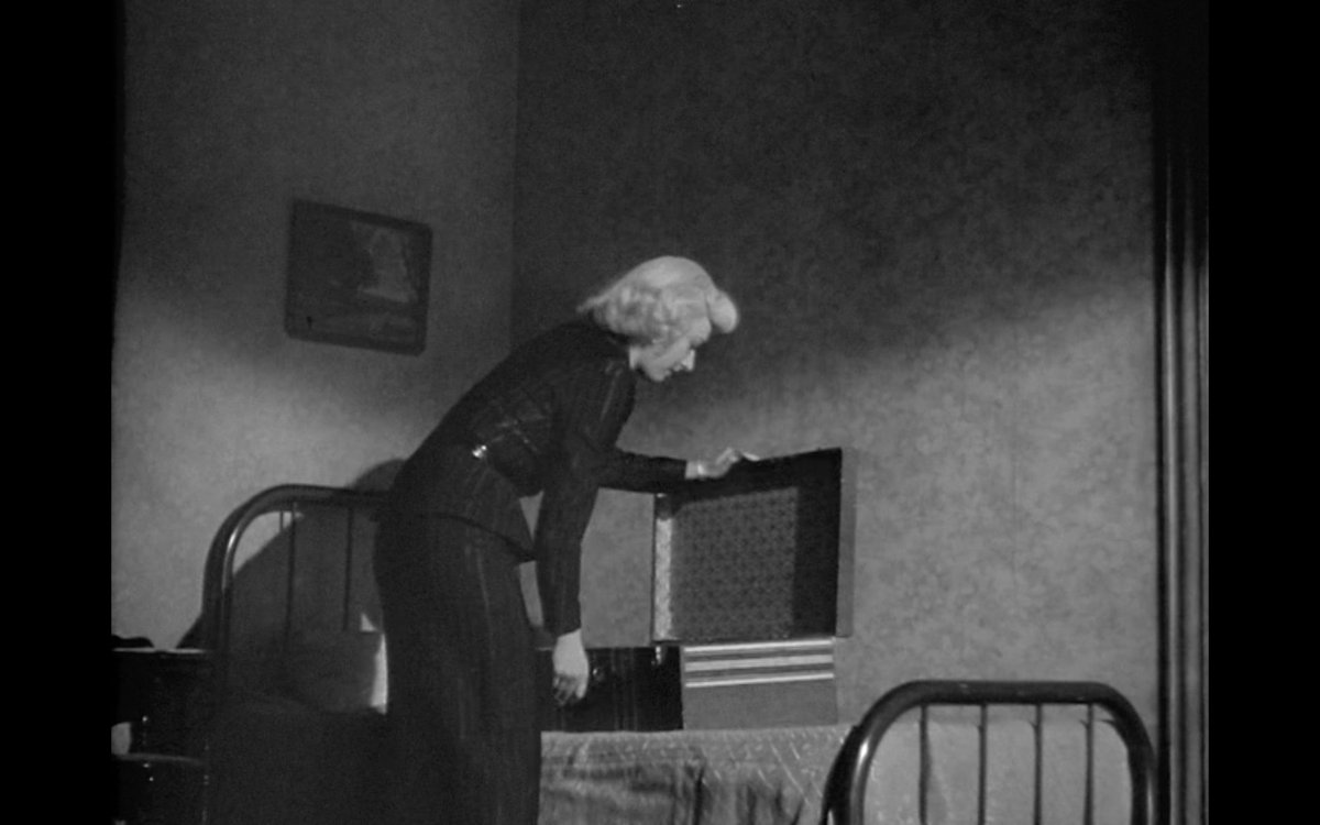 NoirAlleyAtNoon's tweet image. A good femme fatale has always has a suitcase within reach just in case she has to shoot her lover. 
#NoirProTips
#DarknessAtNoon #TomorrowIsAnotherDay #NoirAlley