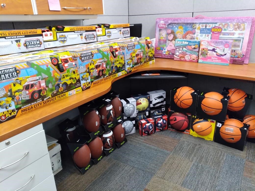 OCGovCA's tweet photo. The deadline to donate to Orange County's Annual Snuggle day is December 11. Snuggle day is a program directed at providing Holiday gifts to Orange County foster children. @OrangeCountySSA 

Email rdmfaithinmotioninbox@ssa.ocgov.com or call 714-704-8284 to donate items. https://t.co/RIommYCJXT