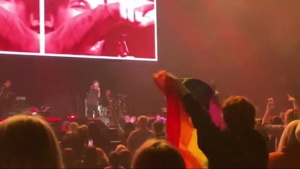 aimhHSysL_'s tweet photo. "louis odia a los putos", "louis es homofobico"
louis be like: https://t.co/wmU9DTiIT7