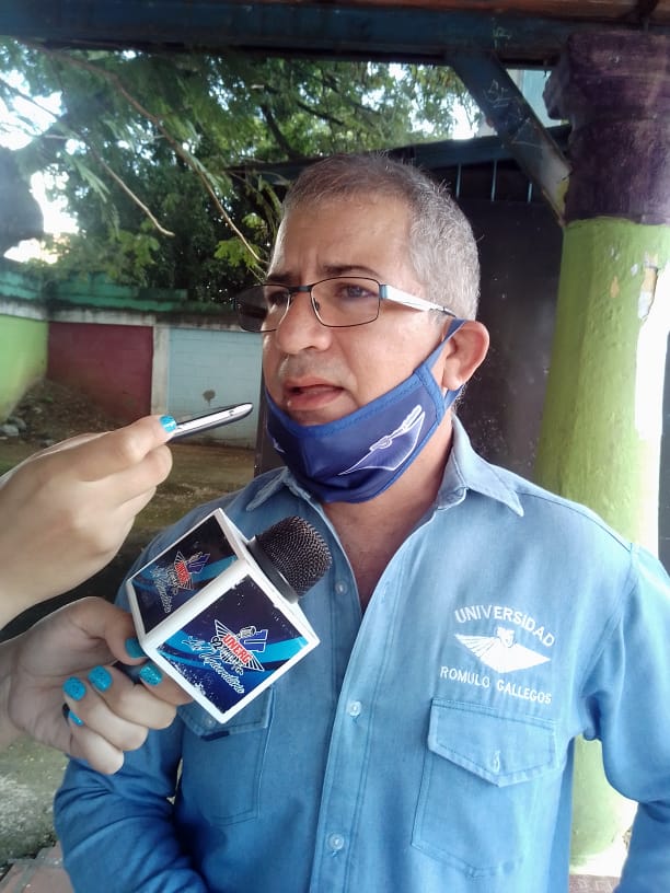 OficialUnerg's tweet photo. Severiano Rodríguez, vicerrector académico de la Unerg,  con su voto demuestra su apoyo a la democracia e invita al pueblo a votar y a participar en las elecciones. ¡Rescatemos la Asamblea!
#Parlamentarias2020
#YoSiVoto
@NicolasMaduro 
@dcabellor 
@PartidoPSUV 
@taniapsuv https://t.co/YXdPcUOdMq