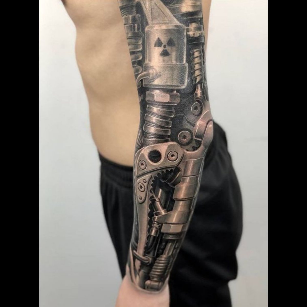crystalline_des's tweet photo. 'Biomechanical Tattoo'

İnsan vücudunu ve sahip olduğu uzuvları mekanik bir parça gibi göstermeyi amaçlayan bu tarz genellikle kol ve bacaklara uygulanır. İnsan vücudunu bir makina veya bir robot gibi gösteren kesitler oluşturulur.

#biomechanicaltattoo #dövmemodelleri https://t.co/dhSubyqzRg