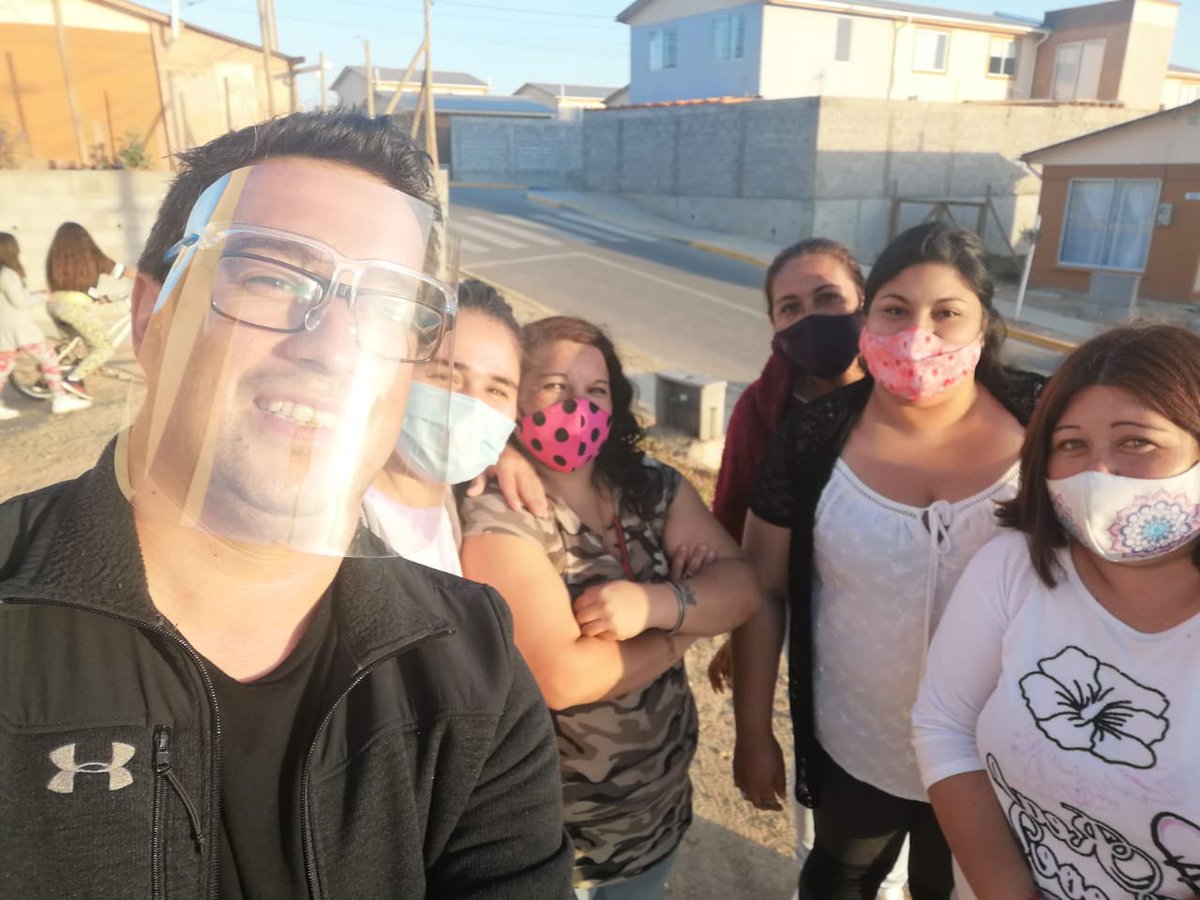 MichaelManque's tweet photo. 🔴Seguimos en terreno en trabajo comunitario, ahora con vecinos/as de El Sauce, como Tanya Bustamante y Catimay Avilez, que tomaron la gran decisión de organizarse para un mejor futuro individual y colectivo. Felicitaciones y estamos para apoyar! 👊🤝 #Coquimbo #CoquimboEsUno https://t.co/T2kXC9kiVY