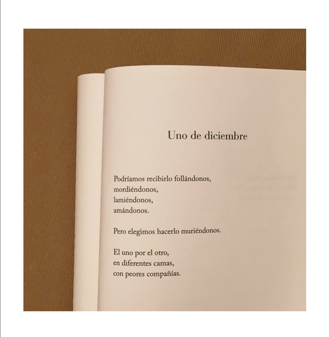 miguelgane's tweet photo. Uno de diciembre, dos de diciembre, tres de diciembre... 
____
De mi libro, #LaPielEnLosLabios 🖤 https://t.co/lUYpKakUzy