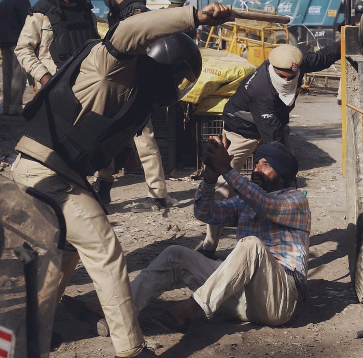 Lilly's tweet image. The right to peacefully protest and speak up and not be met with violence is fundamental. We can never, ever lose that. 

If we lose that anywhere, we all lose a huge part of ourselves as humans everywhere. 

#FarmerProtest #IStandWithFarmers