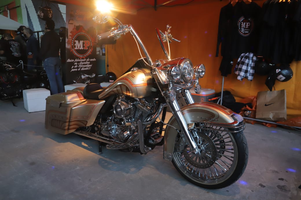 AleChornobroff's tweet photo. También recorrimos la expo de motos 🏍️ #OpenGarage. Con más de 30 expositores y centenares de vehículos modernos y clásicos, lxs vecinxs pudieron disfrutar la muestra de manera libre y gratuita.
#VivamosMejor https://t.co/Lt0FfW2xvZ