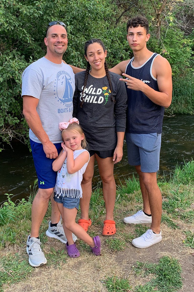 lentaruofficial's tweet photo. Полицейский стал отцом для спасённой девочки. Родители регулярно избивали малышку, и однажды дело дошло до полиции. Добрый правоохранитель не просто увёз её от жестоких родственников, но и стал для неё новым отцом. Теперь ребёнок наконец-то узнал, что такое любовь https://t.co/WJRaJw8R3w