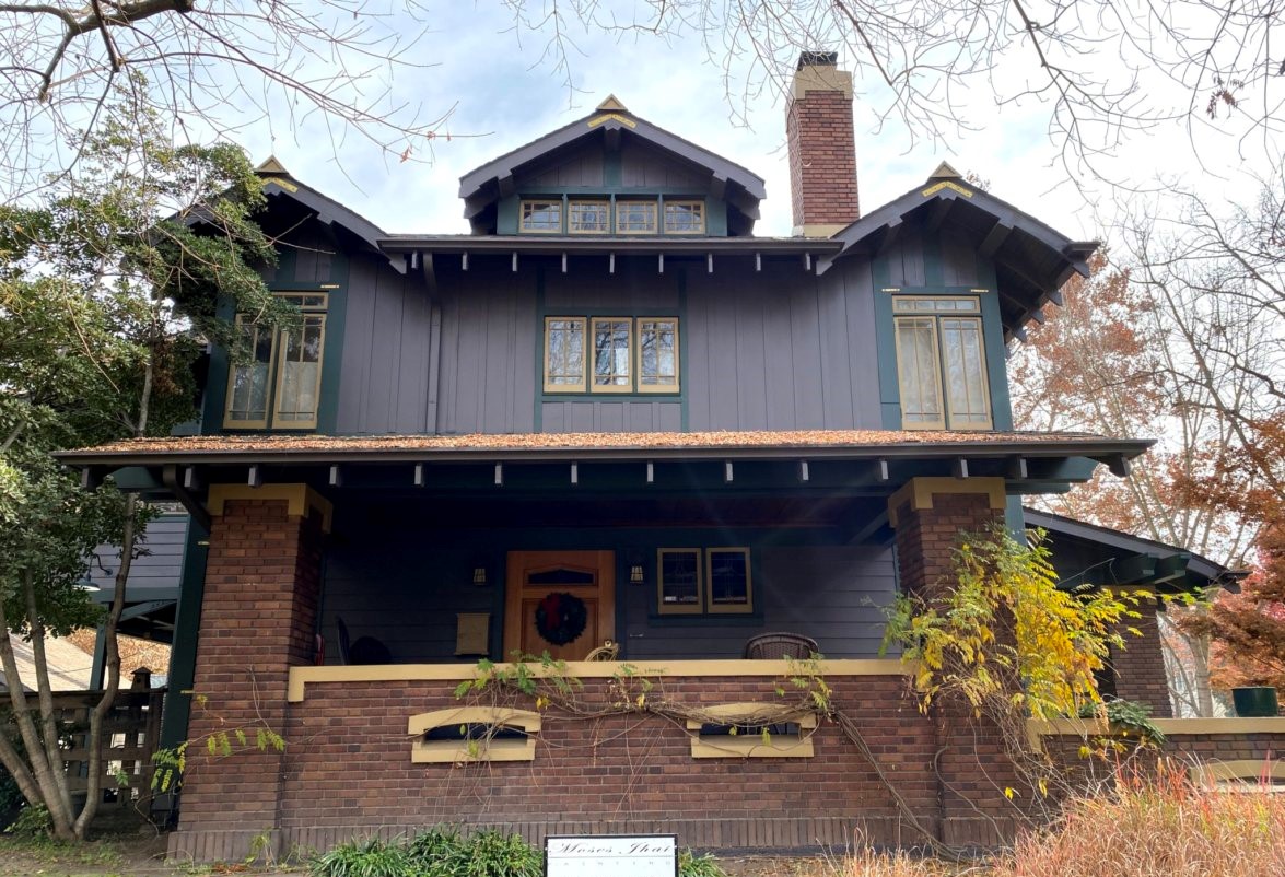 Architect George Sellon was born in 1881, San Francisco. His family moved to Chicago in 1895. There, he graduated from Chicago High School in 1900, went on to study at the Chicago Art Institute & worked w/ Frank Lloyd Wright. The Prairie School Style is strong in this home. 2/8