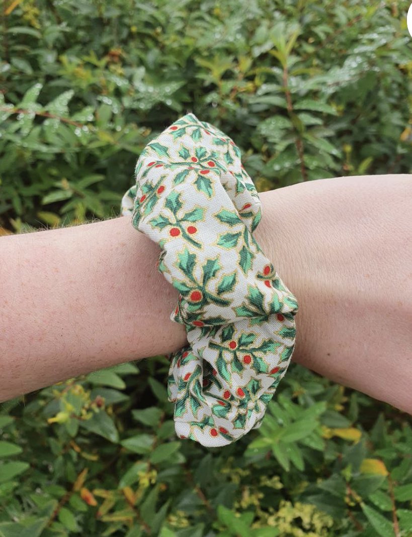 TheSewingDucks's tweet photo. 19 Days 🎄❄️

Time for one of my personal favourites and one of our most popular #scrunchies! 

Our 100% cotton #Christmas Holly Hair Scrunchies! 

Get yours now on #etsy for just £3.50 and free delivery! 💖 

QUICK! Before they all sell out! #giftideas

https://t.co/DyqZPcsWZQ https://t.co/264zavxuuE