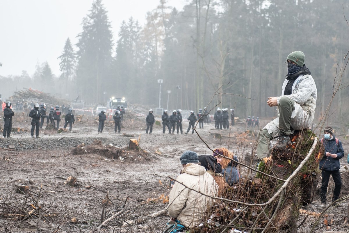 Der Kampf um "Oben": flickr.com/photos/1822048…
Meine Fotos vom Wochenende aus dem #DanniBleibt 
Fettes Danke alle Aktivisties, die sich der Umweltzerstörung in den Weg  stellen! Ihr seid der Hammer❤️
#danni0512 #danni0612 #keineA49 #AbolishThePolice #endegelaende #WaldStattAsphalt
