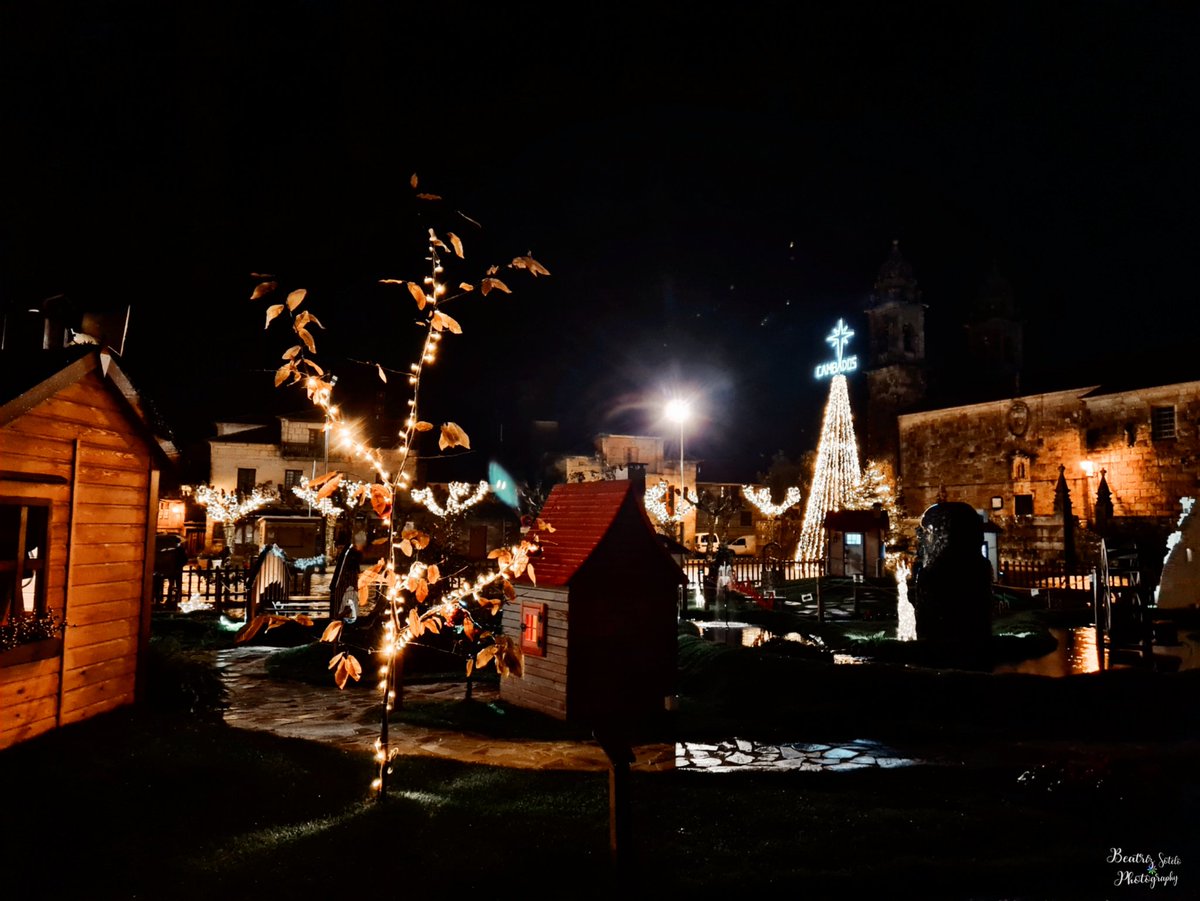 Sabías que en la Plaza de Fefiñanes han instalado una aldea mágica preciosa con sus calles, casitas y hasta un estanque? Todo decorado con elementos navideños y luces que le dan un aspecto de cuento de Navidad y que si tenéis niños les encantará seguro...
#RíasBaixas #Galicia