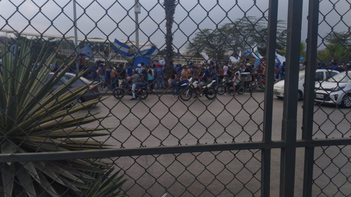 pixel_onlines's tweet photo. ⚠️ Tráfico vehicular en ambos sentidos de la Av. Francisco de Orellana en el tramo #ParqueSamanes - #LasOrquídeas debido a una caravana de hinchas de #Emelec en el Polideportivo de Samanes, al norte de #Guayaquil.

TOMAR VÍAS ALTERNAS. https://t.co/Sfj0DbI3Ap