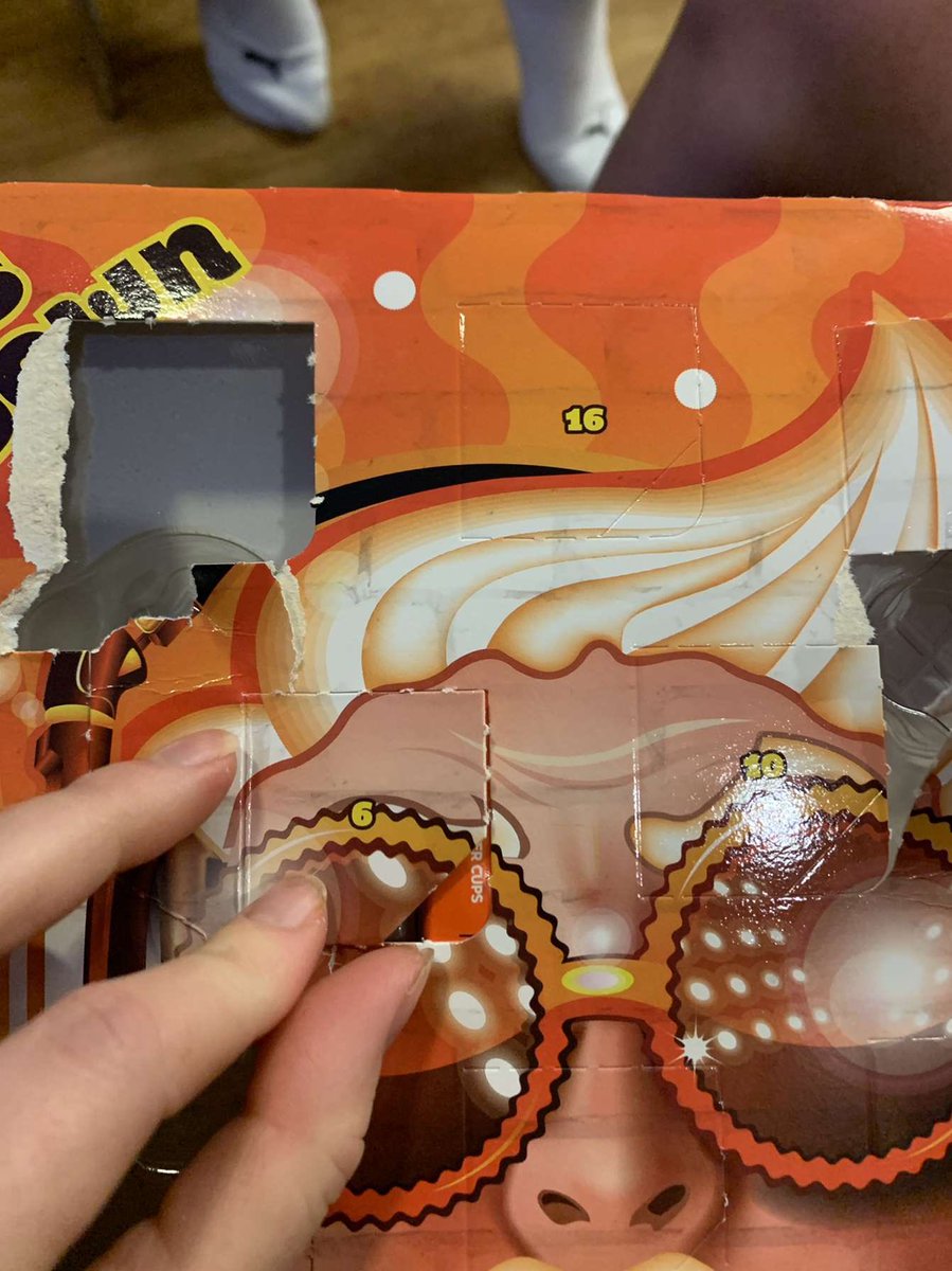 echigginss's tweet photo. Good job @reeses - advent calendar upside down #YouHadOneJob https://t.co/EGANX8D1a2