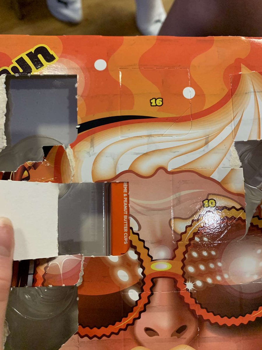 echigginss's tweet photo. Good job @reeses - advent calendar upside down #YouHadOneJob https://t.co/EGANX8D1a2