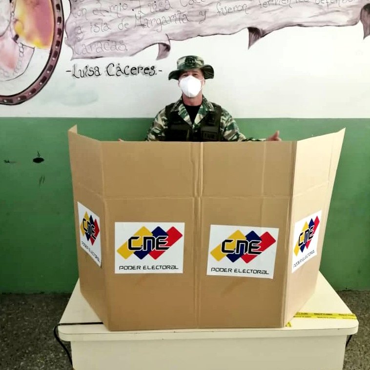 ManuelGBernalM's tweet photo. 🇻🇪 Preservando las medidas de Bioseguridad establecidas para prevenir el COVID-19; ejercí mi derecho democrático al sufragio, cumpliendo con mi deber como ciudadano de la Patria Grande. ¡Vamos Pueblo Heróico, salgamos juntos a votar! https://t.co/k8MWvorQwb