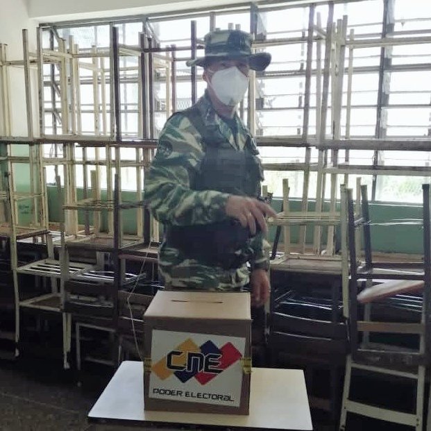 ManuelGBernalM's tweet photo. 🇻🇪 Preservando las medidas de Bioseguridad establecidas para prevenir el COVID-19; ejercí mi derecho democrático al sufragio, cumpliendo con mi deber como ciudadano de la Patria Grande. ¡Vamos Pueblo Heróico, salgamos juntos a votar! https://t.co/k8MWvorQwb