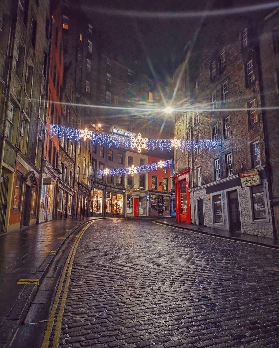 Possibly the quietest I've ever seen Victoria Street so beautiful. #Edinburgh #Scotland #travel #victoriastreet @edinburgh